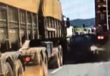 'Foi assustador demais', diz motorista que flagrou carro prensado entre caminhões na BR-116