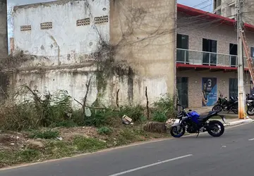 Motociclista morre ao enroscar pescoço em fio suspenso em rua de Juazeiro do Norte, no Ceará
