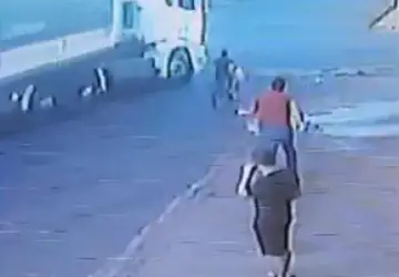 Comerciante salva criança de bike que seria atropelada por caminhão; vídeo