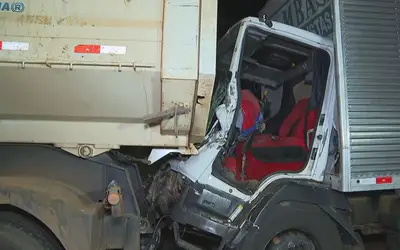 Acidente entre caminhões no Anel Rodoviário de Belo Horizonte deixa um homem prensado na cabine