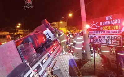 Capotagem de caminhão deixa motorista em estado grave, em balão do Gama