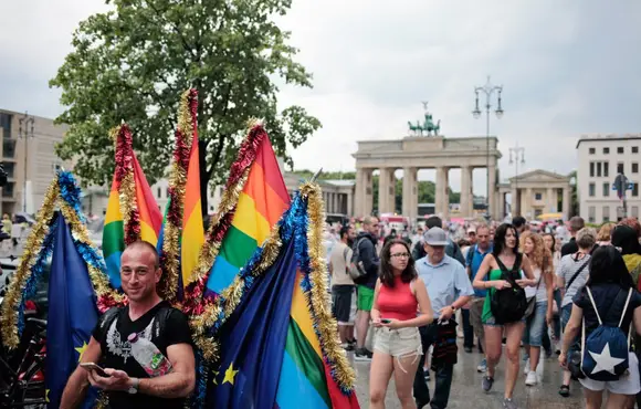 Mais de um milhão de pessoas celembram os 50 anos da Parada do Orgulho LGBTQIA+ em Londres