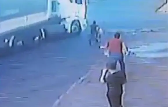 Comerciante salva criança de bike que seria atropelada por caminhão; vídeo